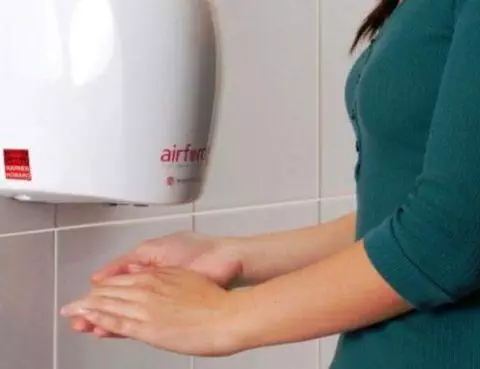 Hindari Pengunaan Pengering Tangan di Toilet Umum