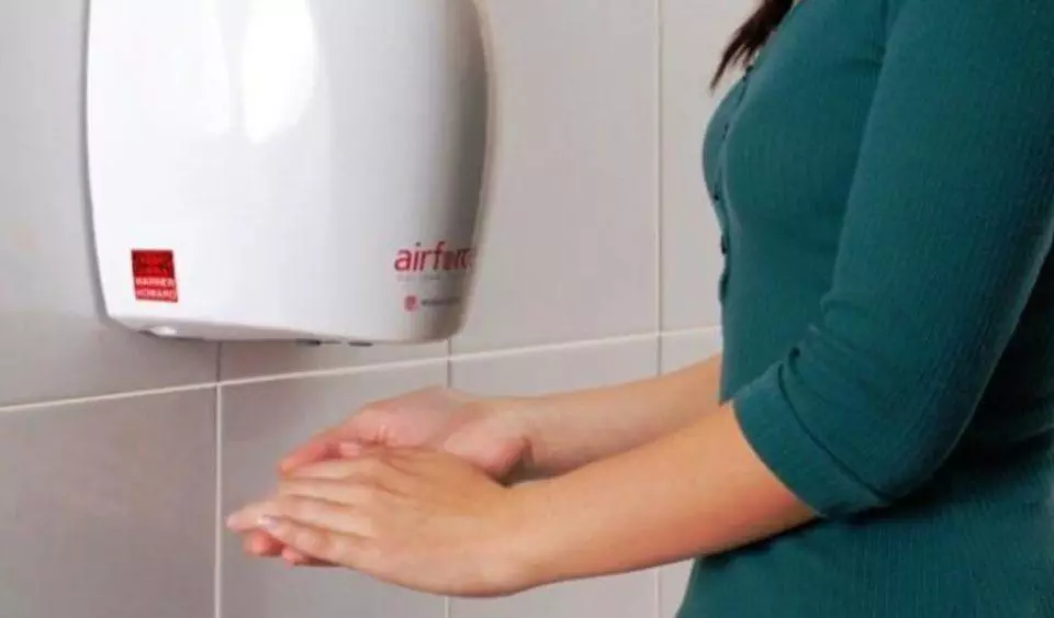 Hindari Pengunaan Pengering Tangan di Toilet Umum